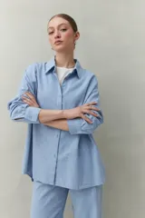 Camisa celeste de lino y viscosa, de silueta relajada y corte clásico.