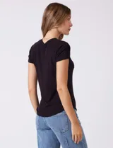 Remera negra de tejido acanalado, marca Tahari, con escote a la base y manga corta.