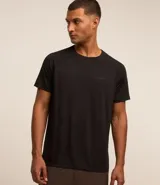 Remera deportiva negra para hombre, de corte regular, con cuello redondo, mangas cortas y estampa lettering en gel con efecto de alto relieve. Confeccionada con tecnología Dry.