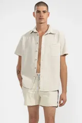 Short de baño color crema con tira lateral color borgoña y cordón de ajuste en la cintura.