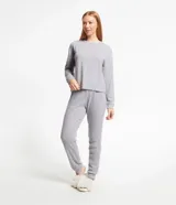 Conjunto de pijama de punto liviano color gris, compuesto por una blusa de mangas largas y cuello redondo, y un pantalón largo con cintura elástica.