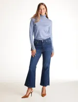 Jean elastizado azul oscuro, marca Mynt 1792, de tiro alto y corte bootcut con tajos laterales en el ruedo. Cuenta con pretina con pasadores, botón y cierre, y bolsillos delanteros y traseros.