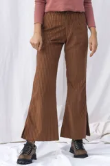 Pantalón de pana marrón a rayas verticales, con corte recto y cintura alta con botón.