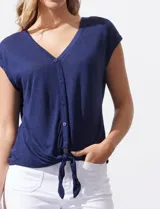 Blusa de modal con estampado de hojas en tonos azulados, escote en V con botones y ruedo anudado.