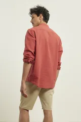Camisa rosada de lino y algodón, con cuello mao, manga larga y bolsillo de parche en el pecho.