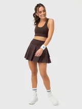 Top deportivo marrón con soporte medio, almohadillas removibles y tirantes anchos.