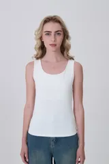 Musculosa blanca de corte ajustado al cuerpo, con escote redondo y sin mangas.