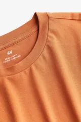 Remera naranja de algodón liviano con cuello redondo y corte estándar.