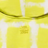 Canguro amarillo con capucha, cordones ajustables y bolsillo tipo canguro. Presenta un estampado de estrellas y cruces blancas.