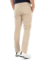 Pantalón de vestir color beige, corte slim, con cierre de botón y cremallera.