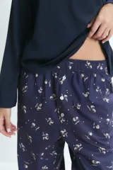 Pijama de dos piezas confeccionado en mezcla de bambú y algodón. Incluye una remera de manga larga lisa en color azul marino con un pequeño detalle bordado de corazones en el pecho y un pantalón largo con estampado floral y cintura elástica.