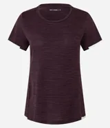 Remera deportiva de microfibra color bordó con tecnología Dry, de corte regular, manga corta y cuello redondo. Presenta un recorte contrastante blanco en el ruedo y en los puños.