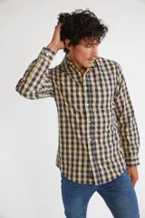 Camisa de hombre a cuadros color beige y azul marino, de corte slim fit, con mangas largas, cartera abotonada y logo bordado en el pecho. Confeccionada en algodón.