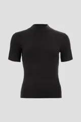 Blusa negra de punto canalé con cuello alto y mangas cortas.