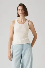 Musculosa color crema con textura acanalada y detalles de puntilla en el escote.