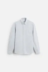 Camisa regular fit confeccionada en tejido de algodón a rayas verticales. Cuello abotonado y manga larga acabada en puño con botón. Bolsillo plastrón en pecho. Cierre frontal de botonadura.