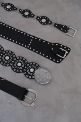 Cinturón negro de cuero sintético con hebilla metálica plateada y apliques de estrellas metálicas.