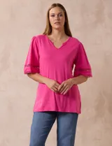 Remera blanca de algodón marca Ruby Rd con cuello redondo y escote en V. Tiene mangas cortas amplias con aplique de crochet.