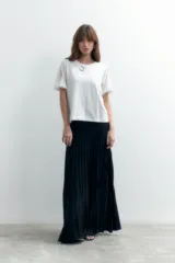 Remera color crudo con aplique de crochet en las mangas, de corte suelto.