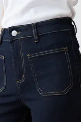 Pantalón jean culotte de tiro alto, color azul oscuro, con bolsillos frontales tipo parche y terminación desflecada en el ruedo.