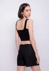 Short holgado de lino y viscosa con pinzas y bolsillos, con cierre y botón de plástico.