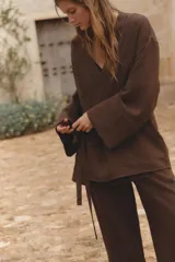 Kimono marrón de escote pico cruzado y manga larga amplia. Cierre con lazada interior y lateral.