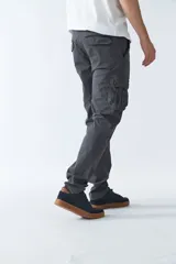 Pantalón cargo de hombre color verde militar, corte regular, con dos bolsillos laterales y logo bordado.