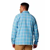 Camisa de hombre Columbia de manga larga, a cuadros celestes y beige, con dos bolsillos en el pecho y logo de la marca en el bolsillo izquierdo.