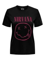 Remera negra de algodón con cuello redondo y mangas cortas. Estampado frontal con el logo de la banda Nirvana y el dibujo de la cara sonriente.