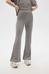Pantalón gris de poliéster y lurex, holgado y de tiro alto, con textura acanalada.