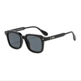 Lentes de sol unisex con montura cuadrada azul y lentes grises.