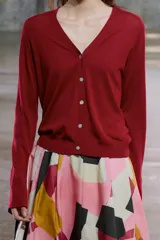 Falda midi de tiro alto confeccionada en hilatura de algodón con estampado geométrico multicolor. Tiene detalle de pliegues en la cintura y bajo evasé.