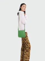 Bandolera Longchamp modelo Le Foulonné, color verde esmeralda, con correa larga ajustable y logo grabado en el frente.