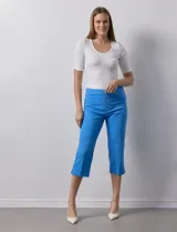 Pantalón capri color beige, de gabardina elastizada.