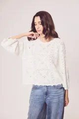 Sweater blanco de algodón con textura calada, mangas 3/4 y corte oversize.