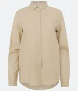 Camisa color beige de viscolino con cuello camisero, manga larga, botonadura frontal y corte holgado.