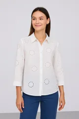 Camisa blanca de algodón con bordado tipo broderie, corte holgado, cuello camisero y mangas 3/4.