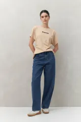 Remera blanca de manga corta con bordado frontal "C’est la vie", calce relajado y frunces laterales.