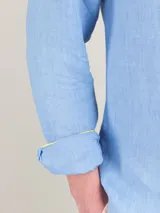 Camisa blanca de lino con corte regular fit, cuello italiano, cierre con botones, manga larga y logo bordado en el pecho.