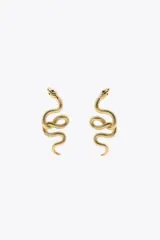 Par de aros dorados con forma de serpiente enroscada.