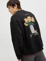 Buzo negro de manga larga con cuello redondo, fit oversize y estampa en la espalda con dibujo de flores en un jarrón.