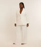 Blazer de poliéster color blanco, de corte sastrero, con cuello solapa, botón dorado redondo contrastante, manga larga con botón y bolsillos fake de solapa delanteros.