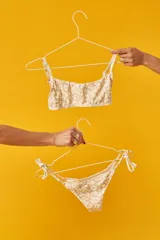 Conjunto de bikini con estampado animal print, compuesto por un corpiño bandeau con breteles finos y una bombacha vedetina con tiras laterales ajustables.