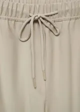 Pantalón fluido color verde militar, de corte recto, con cintura elástica ajustable con cordón y bolsillos laterales.