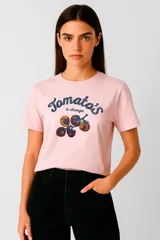 Remera rosa de algodón con cuello redondo y estampado de tomates.