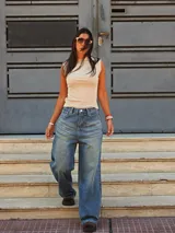 Jean azul de corte balloon, tiro medio, con un diseño de finas rayas verticales y lavado desgastado.