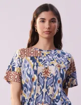 Blusa de algodón estampada marca Cupio, con cuello a la base y manga corta.