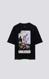 Remera negra de algodón con estampa sublimada de la carta del tarot "La Muerte". Corte oversize y cuello redondo.