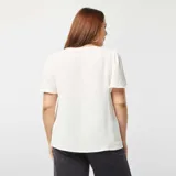 Blusa blanca de textura arrugada, con escote en V y mangas cortas abullonadas.