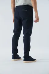 Pantalón de jogging negro de felpa con logo estampado y en goma, bolsillos con cierre, cierres en los tobillos, cintura ajustable y puños.